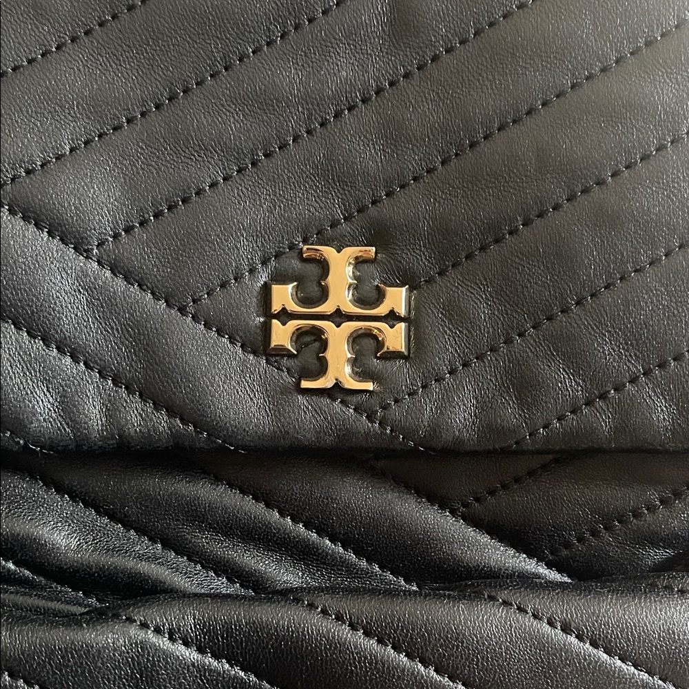 Tory Burch Kira Chevron Large Quilted Leather Shoulder Bag. Convertible strap. - Picture 10 of 15